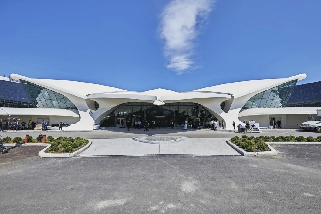 Louis Vuitton presenterade sin cruise-kollektion på TWA Flight Center i New York – som varit stängt för besökare de senaste 20 åren.