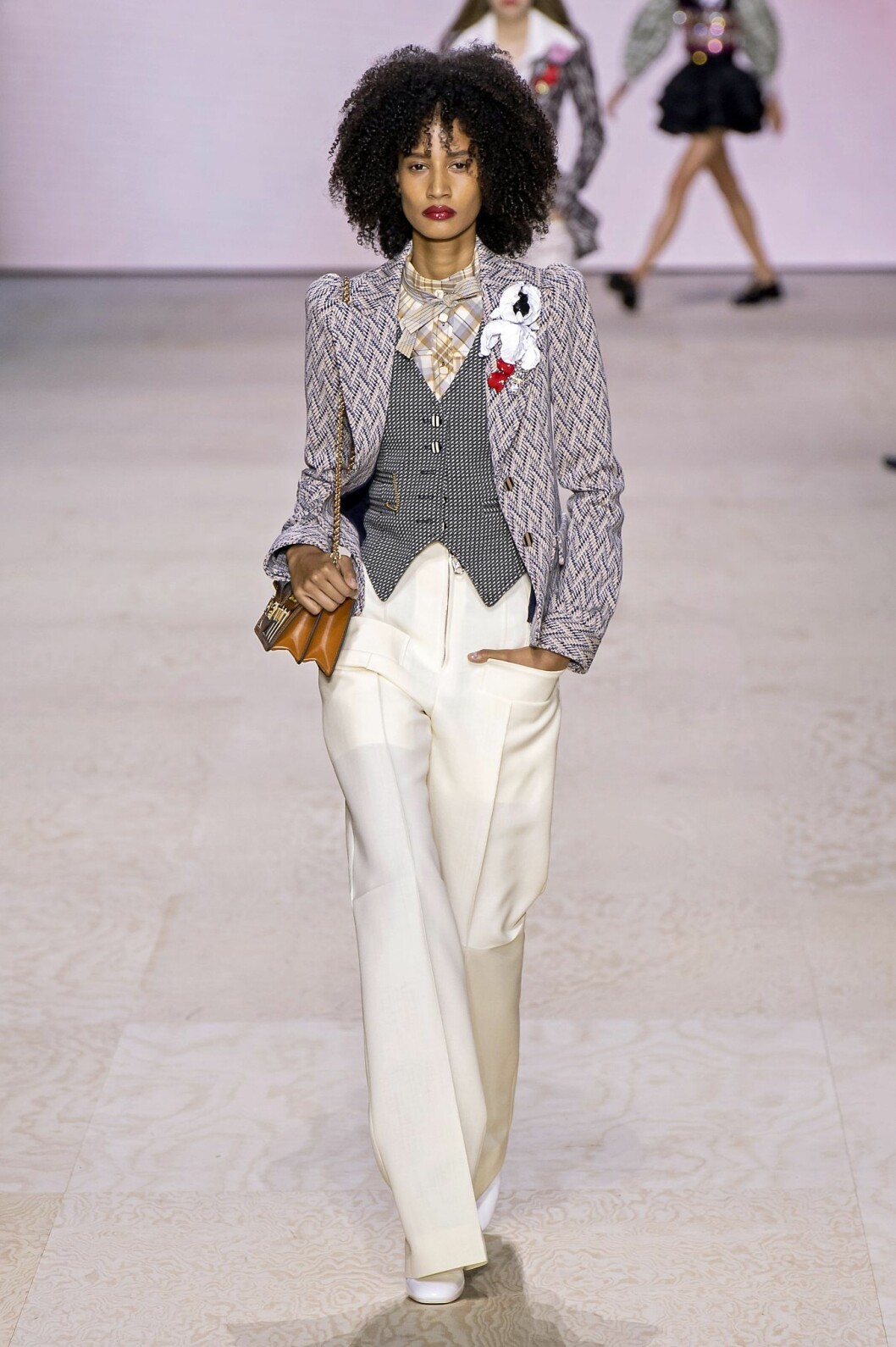 Louis Vuitton Västen gör comeback i vårmodet 2020, som här på Louis Vuittons visning i Paris.
