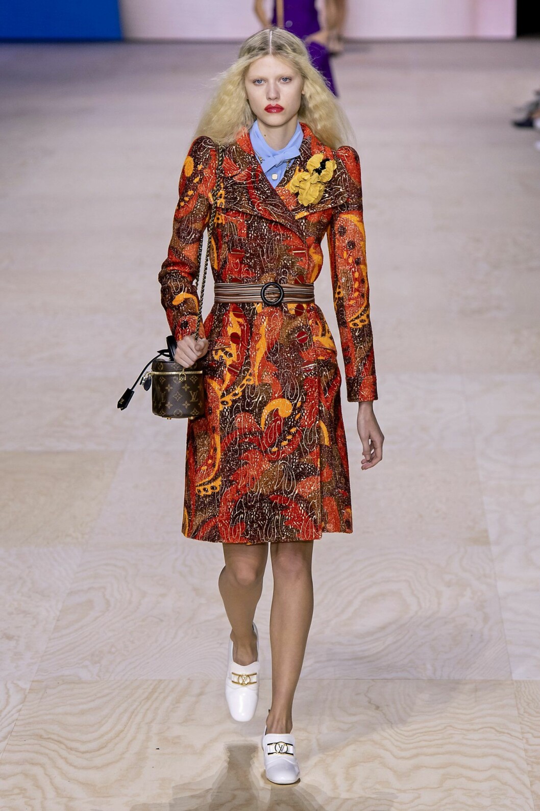 Louis Vuitton 60-tals mönstrad kappa på Louis Vuittons vårvisning 2020