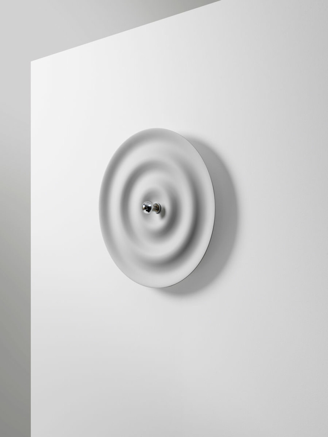 Rund plafondlampa som ser ut som att en droppe fallit på vattnet