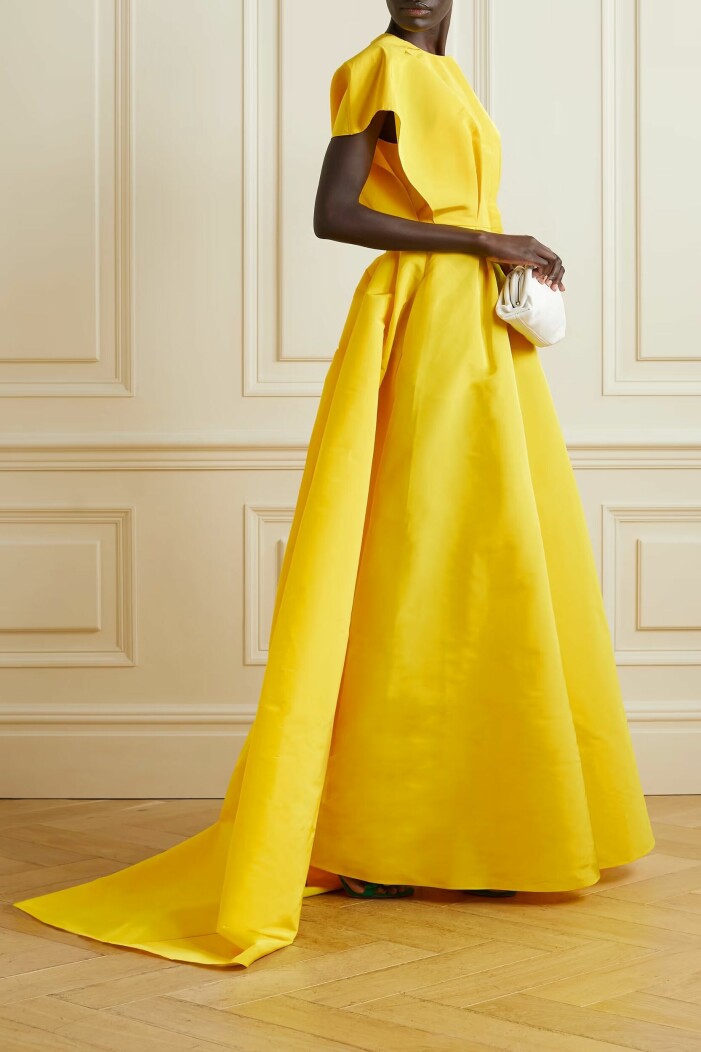 En gul dröm från Carolina Herrera Resort 22 som passar perfekt till klädkoden frack. Läs mer om klädkoderna nedan och <a target="_blank" rel="nofollow" href="https://apprl.com/al/7l0M/">klicka på bilden för att komma direkt till klänningen</a>.