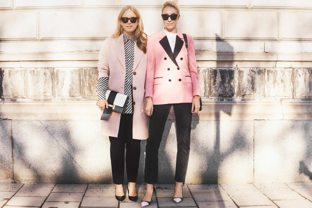 Rosa blazers i mängder när Ebba och Emilia poserar i sina solglasögon från Nividas x Säker Stil