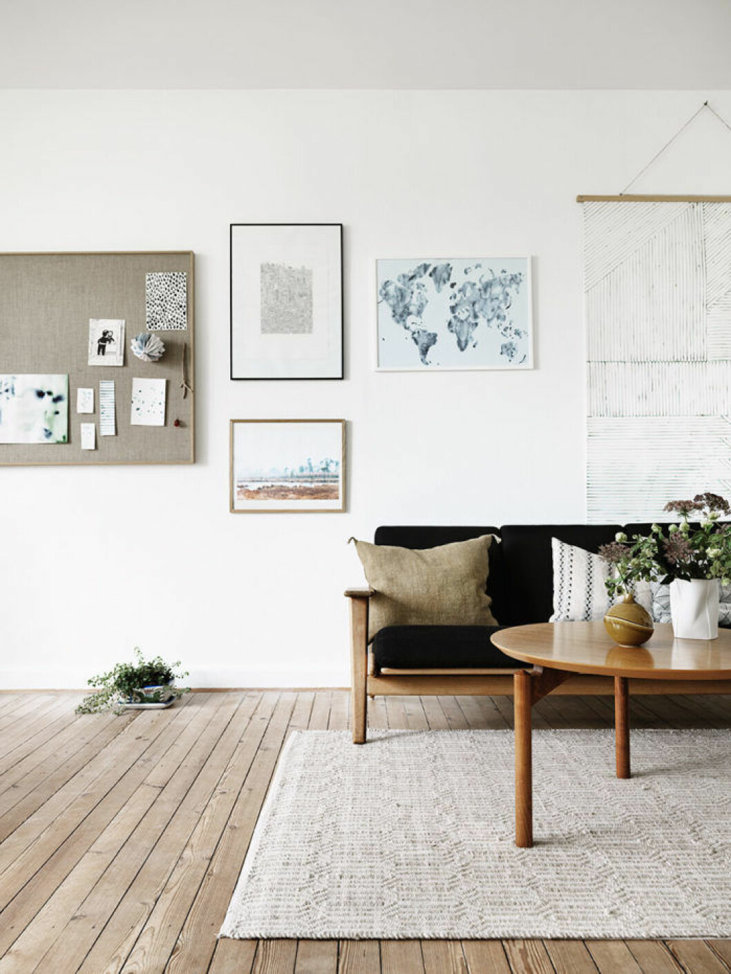 Av: Emma Persson Lagerberg Foto: Petra Bindel Syns i: <a href="https://www.elle.se/decoration/sparsmakat-i-kopenhamn-med-inspiration-fran-japansk-wabi-sabi/">Sparsmakat i Köpenhamn – inspirerat av wabi-sabi</a>. Gör väggen personlig.