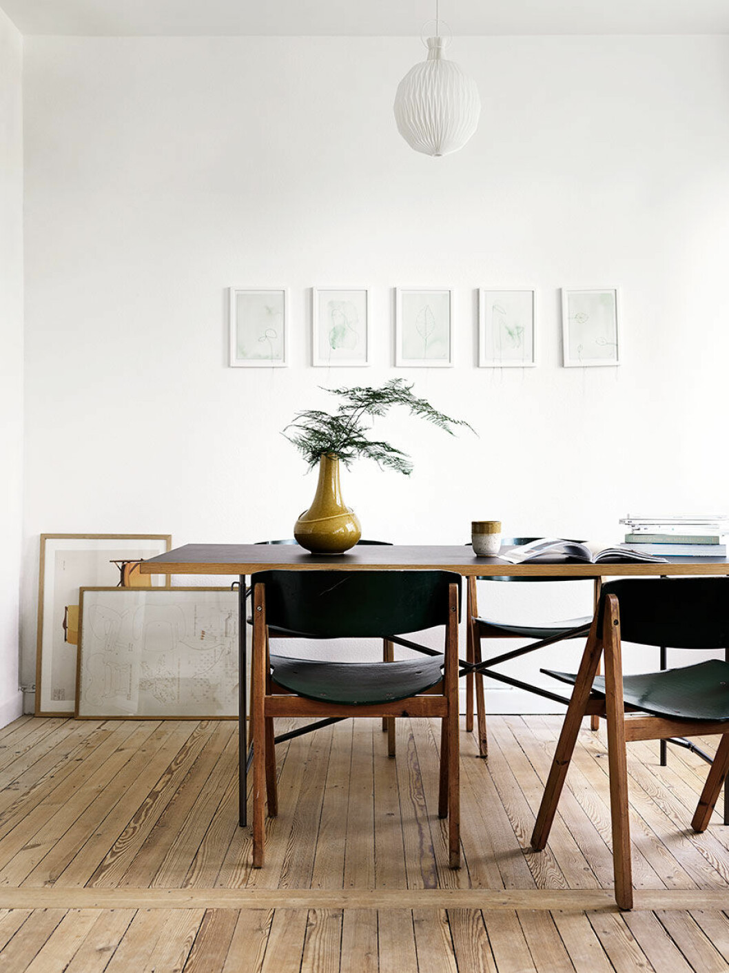 Foto: <a href="http://www.linkdeco.com/photographers/petra-bindel/interiors">Petra Bindel</a>, styling: <a href="http://emmaperssonlagerberg.blogspot.se/">Emma Persson Lagerberg</a>. Syns i <a href="https://www.elle.se/decoration/sparsmakat-i-kopenhamn-med-inspiration-fran-japansk-wabi-sabi/">”Sparsmakat i Köpenhamn – inspirerat av wabi-sabi”</a>. Vita ramar på vit vägg