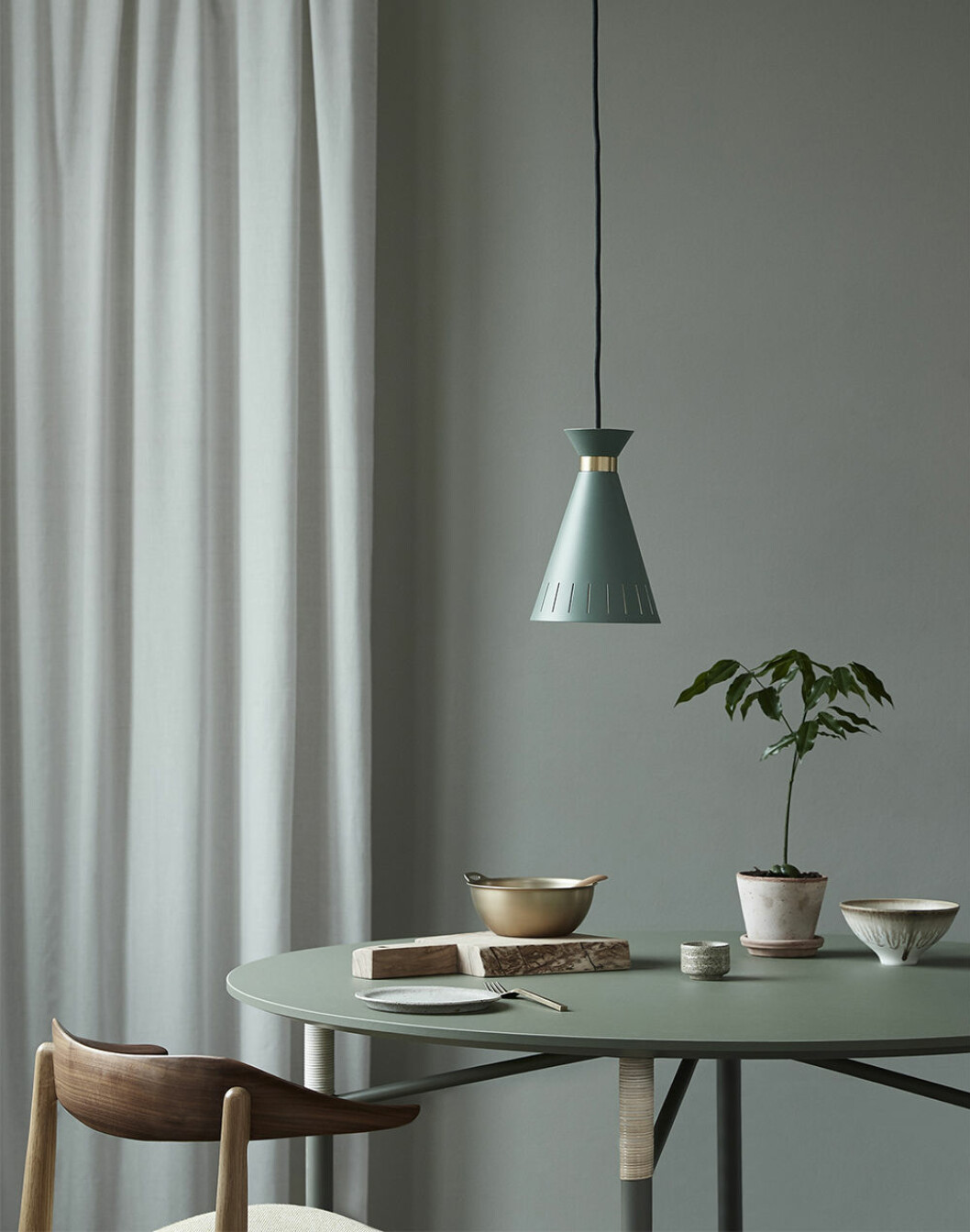 Höstens färgpalett är en vi inte tröttnar på i första taget: ”Grönt, blått och olika nyanser av beige och grå. Inte för mycket intensitet utan mjuka, matta nyanser som ger en lugn bas till ditt hem.” Här ovan hos Warm Nordic. Höstens färgtrender 2020