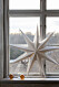 Vit julstjärna i fönster, från Watt & Veke
