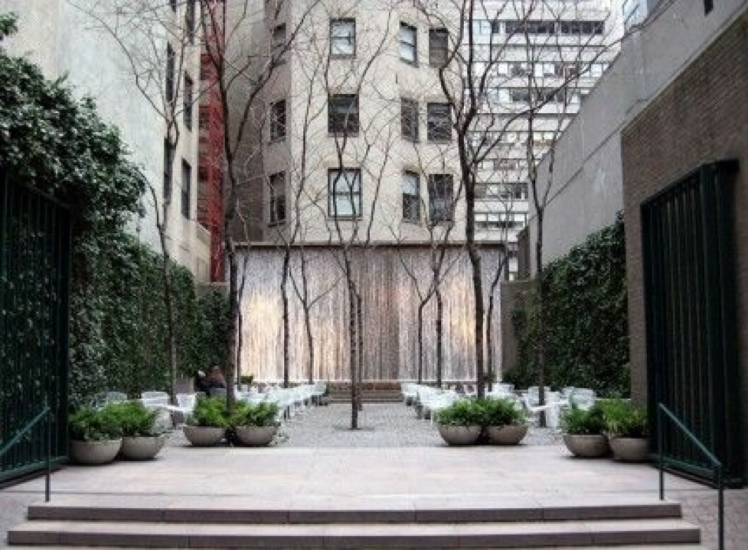 En trevlig överraskning mitt i Manhattans Midtown: Paley Park, adress 3 East 53rd Street. Foto: Jim Hendersson/Wikimedia Commons weekend-new-york-resetips-midtown-Paley_Park-Jim-Henderson,-Wikipedia