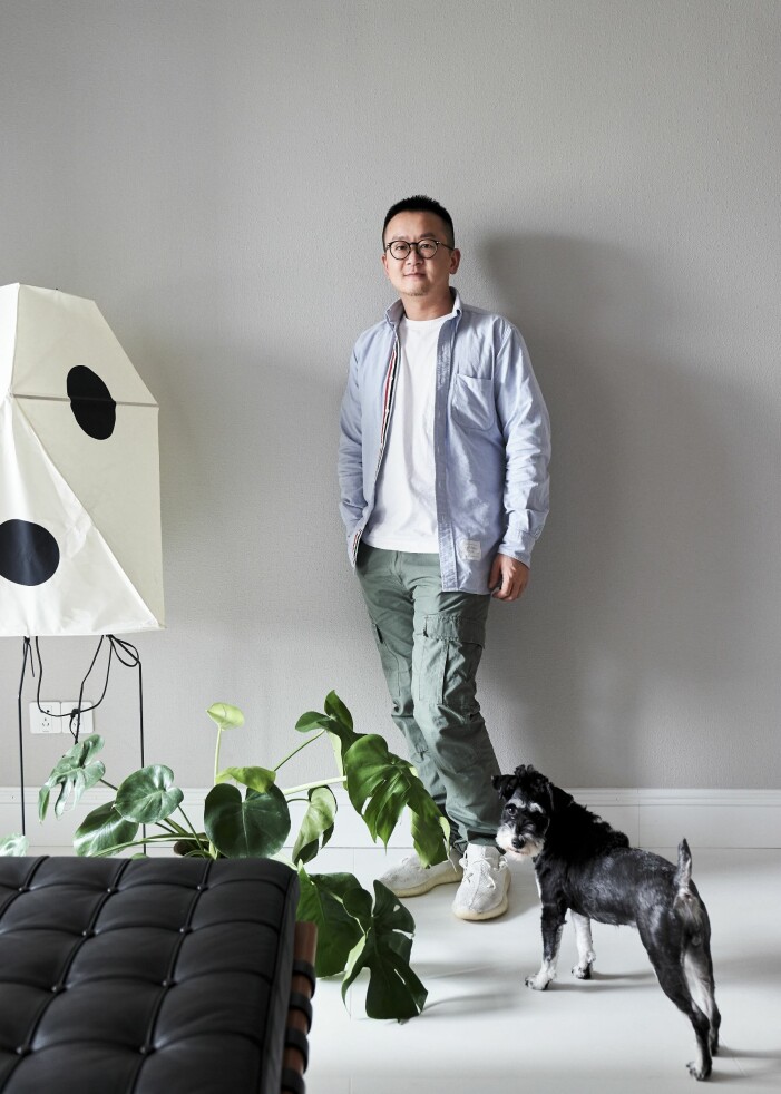 Hemma hos designern Wenbin Lee i Wuhan schnauzer Robin