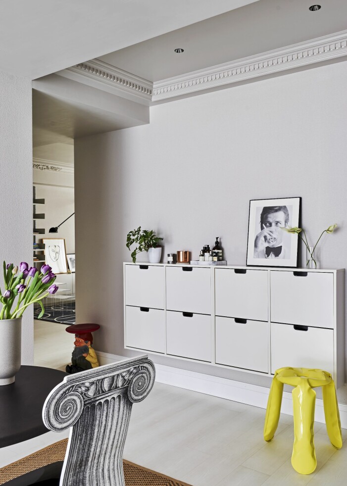 Hemma hos designern Wenbin Lee i Wuhan Kartell pall hylla