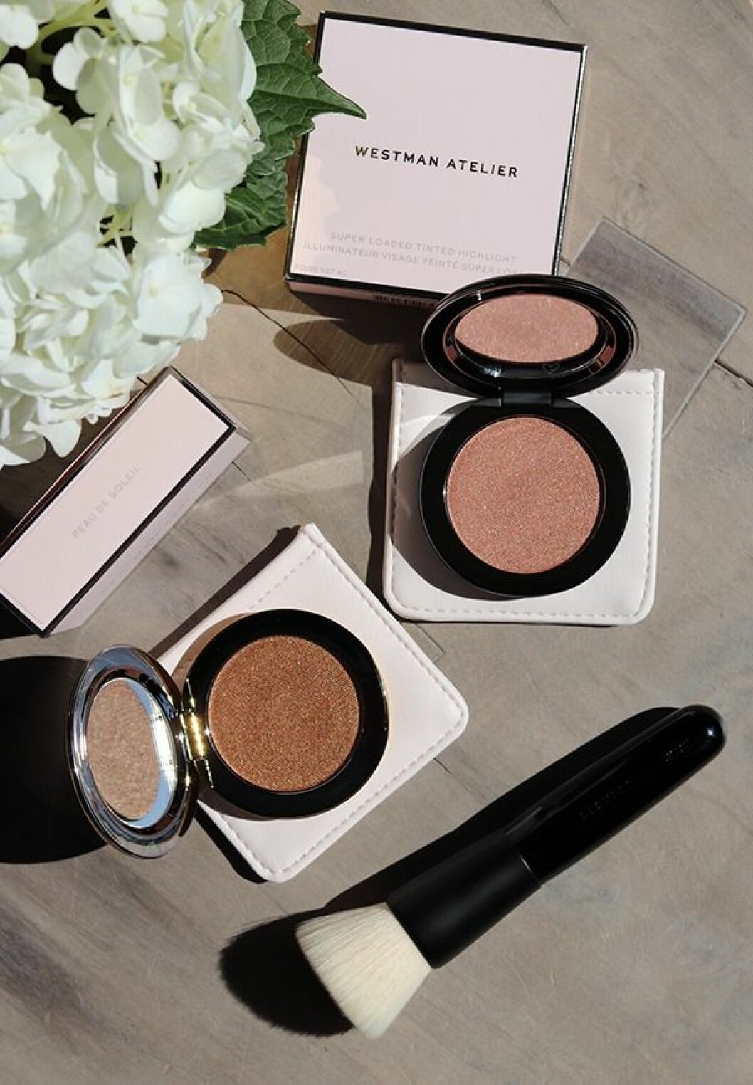 Highlighter, solpuder och japanska makeupbortsar finns också i kollektionen. Gucci Westman Atelier