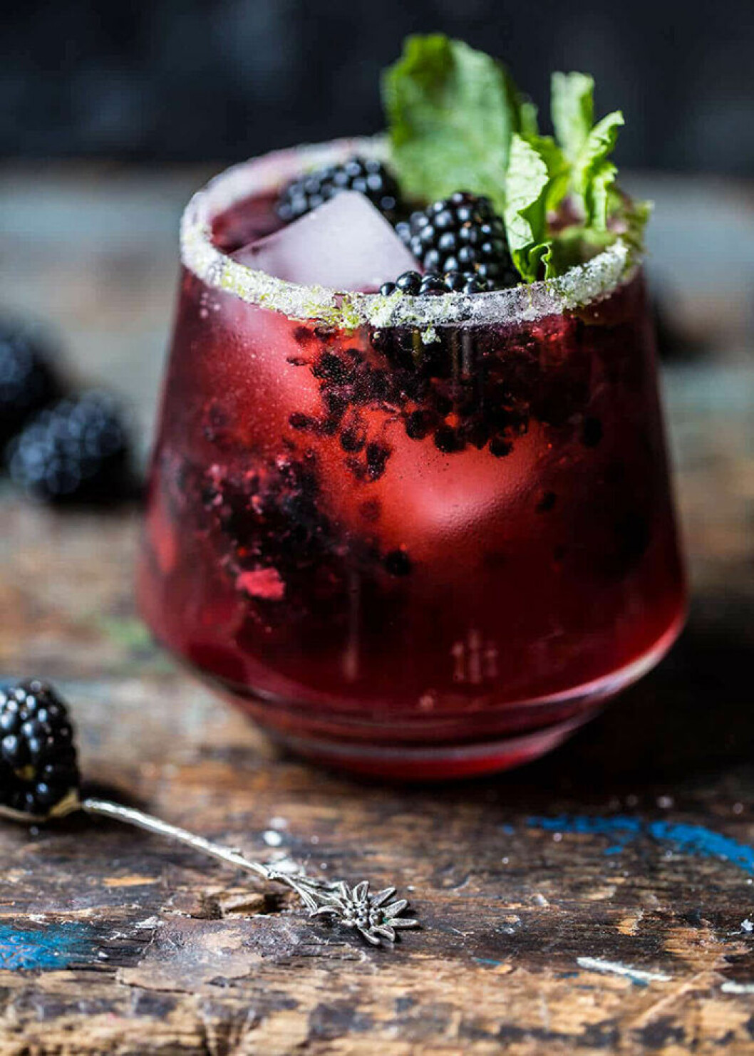 Whiskydrink med björnbär och mynta. Foto och recept via <a href="https://www.halfbakedharvest.com/blackberry-bourbon-smash/" target="_blank" rel="noopener">Half Baked Harvest</a> Whiskydrink med björnbär och mynta.