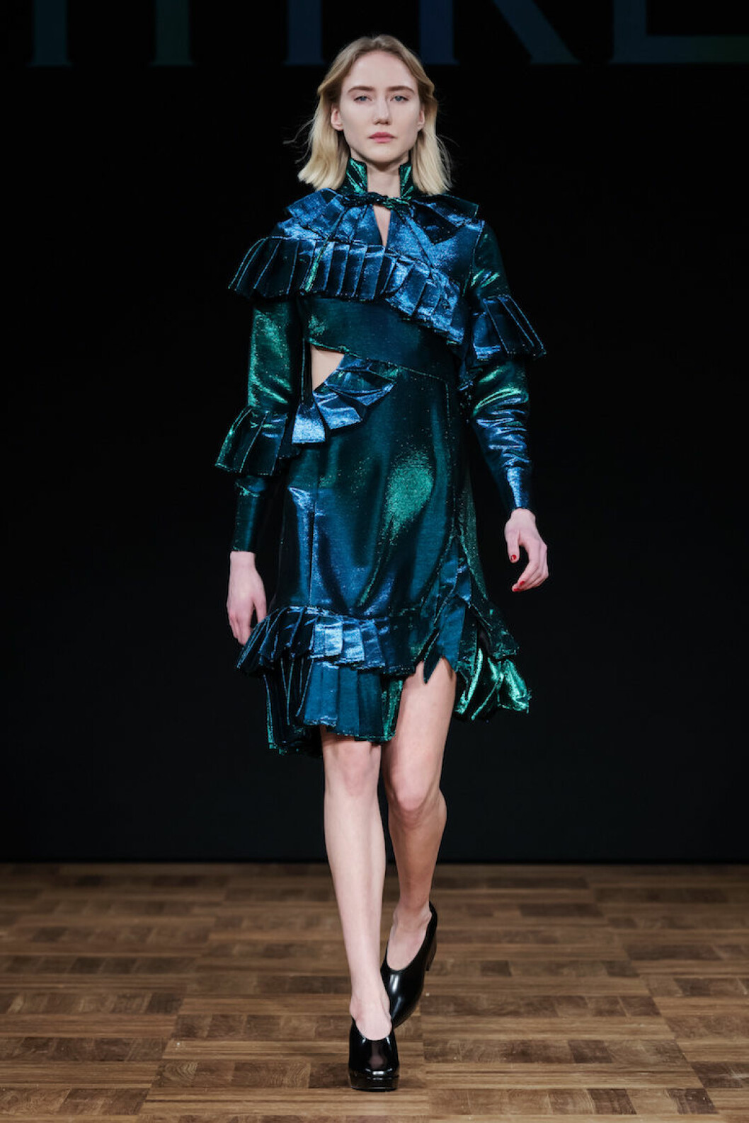 Whyred AW18 Skimrande klänning i blått och grönt från Whyred AW18.