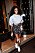 Winnie Harlow levererar stylinginspiration iklädd minikjolen i Paris, 2017.