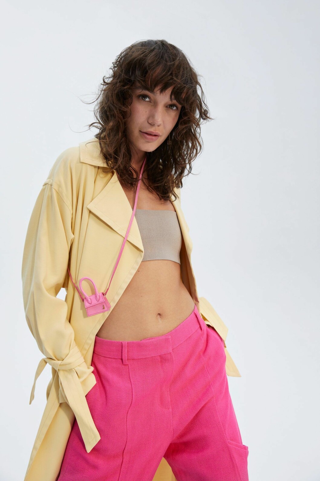 Trenchcoat, 900 kr, Topshop. Topp, 835 kr, Scanlan Theodore. Byxor, 5 190 kr, Jacquemus/Mytheresa.com. Väska, 2 020 kr, Jacquemus/Net-a-porter. Gul trenchcoat från Topshop, styla workweartrenden 2020