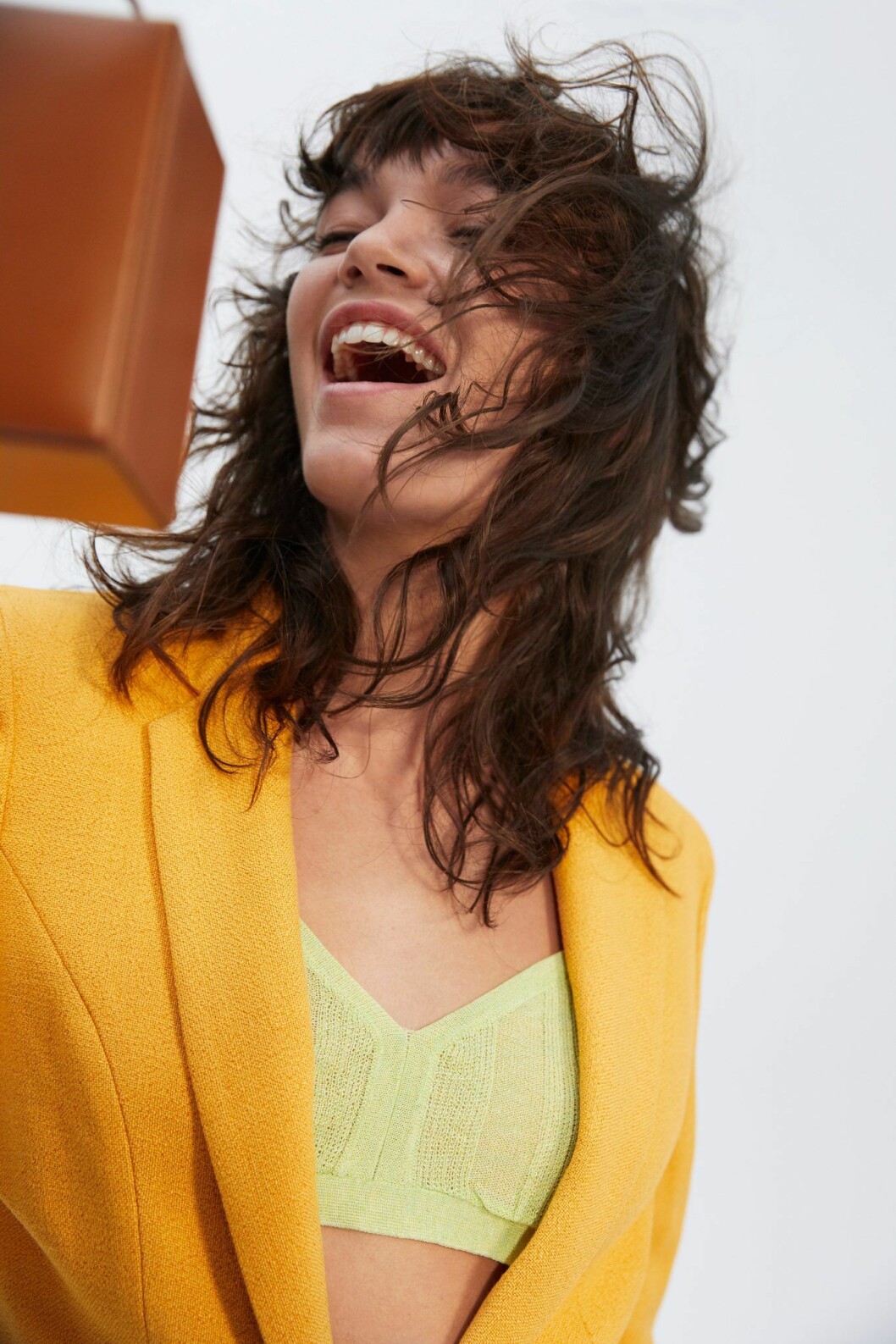 Kavaj, 7 100 kr, Jacquemus/Mytheresa. Topp, 1 390 kr, Hansen & Gretel. Väska, 31 210 kr, Jil Sander/Matchesfashion. Orange kavaj från Jacquemus, styla workweartrenden 2020