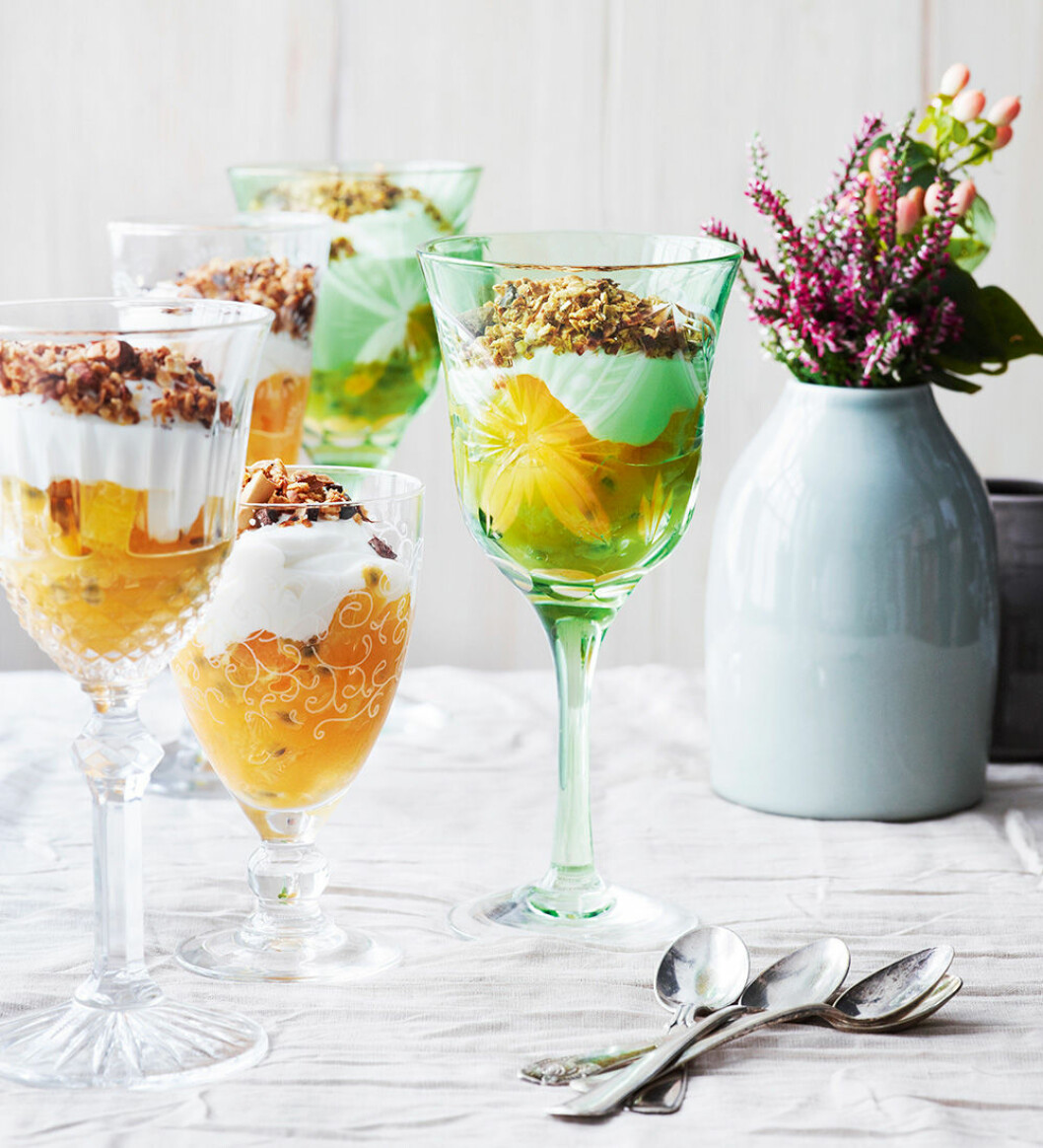 Yoghurt med frukt och chokladgranola.