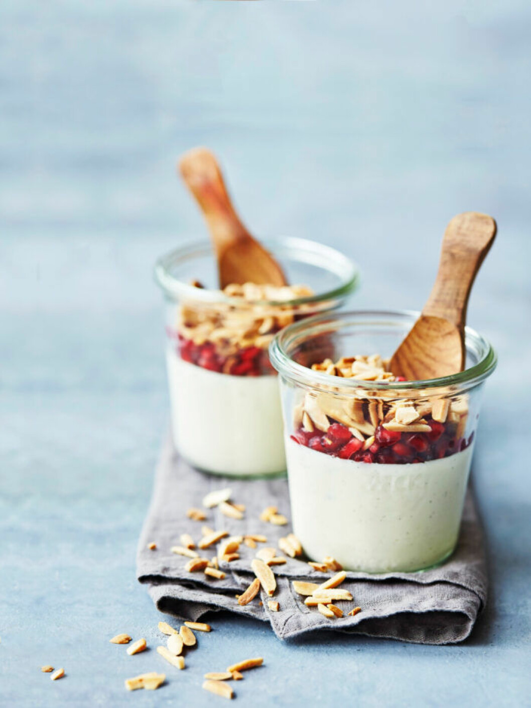 Yoghurtpannacotta med granatäpple och mandel. Recept på yoghurtpannacotta med granatäpple och mandel