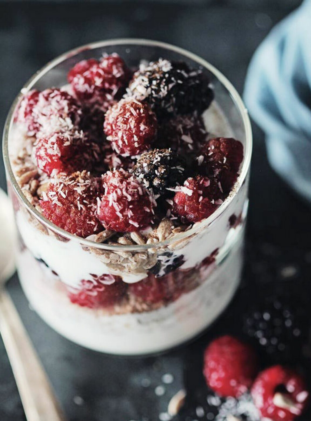 <em>Foto och recept: <a href="http://helloglow.co/coconut-yogurt-parfait-with-berries/" target="_blank" rel="noopener">Hello Glow</a></em> yoghurt-parfait
