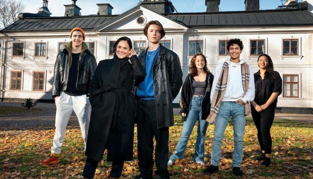 Eleverna framför skolan
