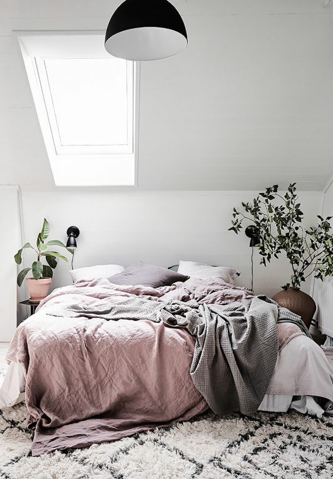 Foto: Anders Bergstedt Styling: Anna Furbacken för <a href="https://www.instagram.com/entrancemakleri/" target="_blank" rel="noopener">Entrance mäkleri</a>/mäklare: Jessica Fridstedt Bedroom with pink linen and green plants.