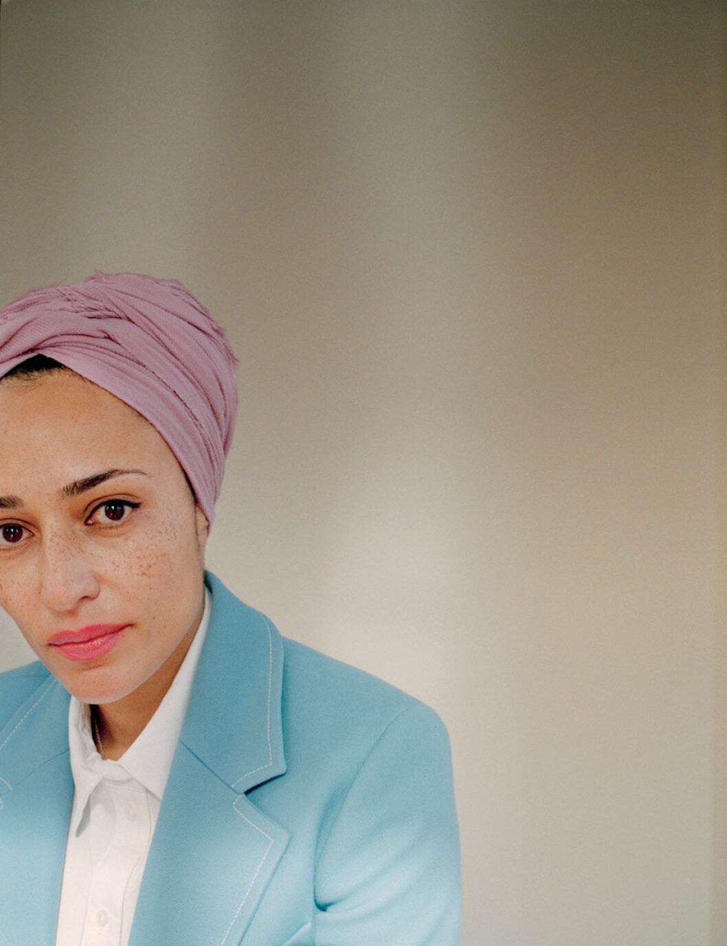 Bomullsskjorta, H&M. Kavaj och scarf, buren som turban, Zadie Smiths egna. Zadie Smith i ljusblå kavaj och vacker scarf i ljuslila