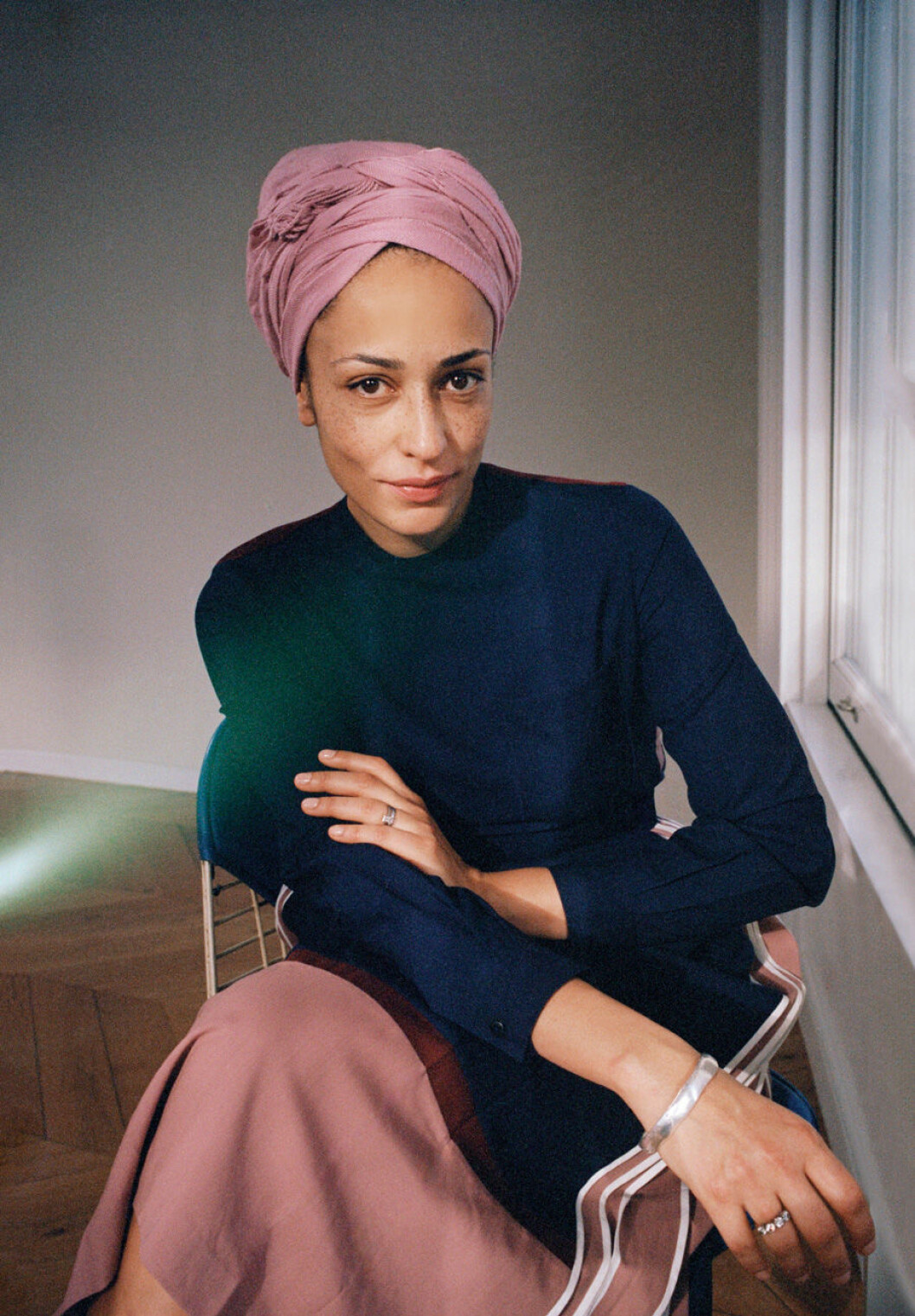 Klänning, Bodice Studio. Smycken och scarf, buren som turban, Zadie Smiths egna. Porträtt på Zadie Smith