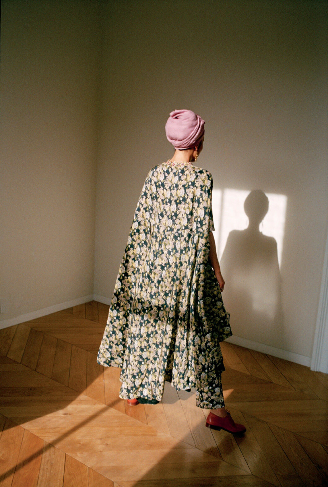 Sidencape och byxor, Annamika Khanna. Skor, Mansur Gavriel. Örhängen, Hanut Singh. Ring och scarf, buren som turban, Zadie Smiths egna. Cape i vackert blommönster