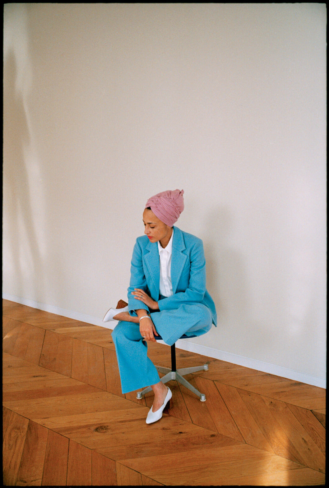 Bomullsskjorta, H&M. Kostym, skor, ringar, armband och sidenscarf, Zadie Smiths egna. Zadie Smith i en färgstark outfit