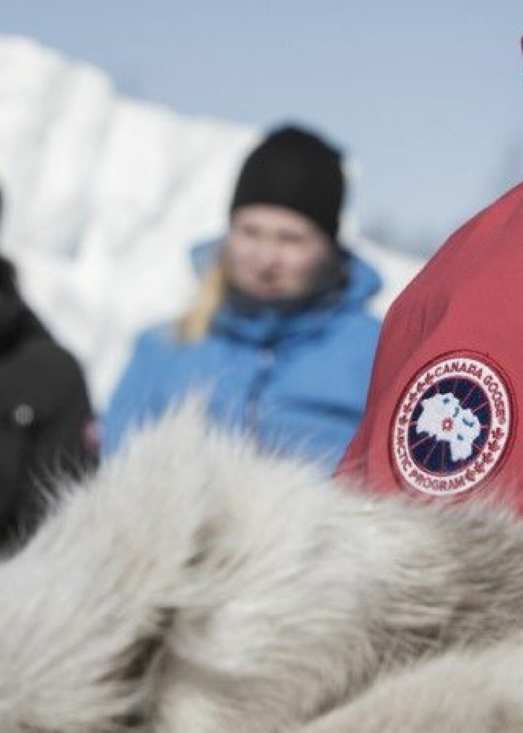 På nybyggda Zander K regnar det alltid när man drar för gardinerna, en av alla detaljer som tar fasta på regnet som ofta kopplas till Bergen. Lampa och gardin på Zander K i Bergen