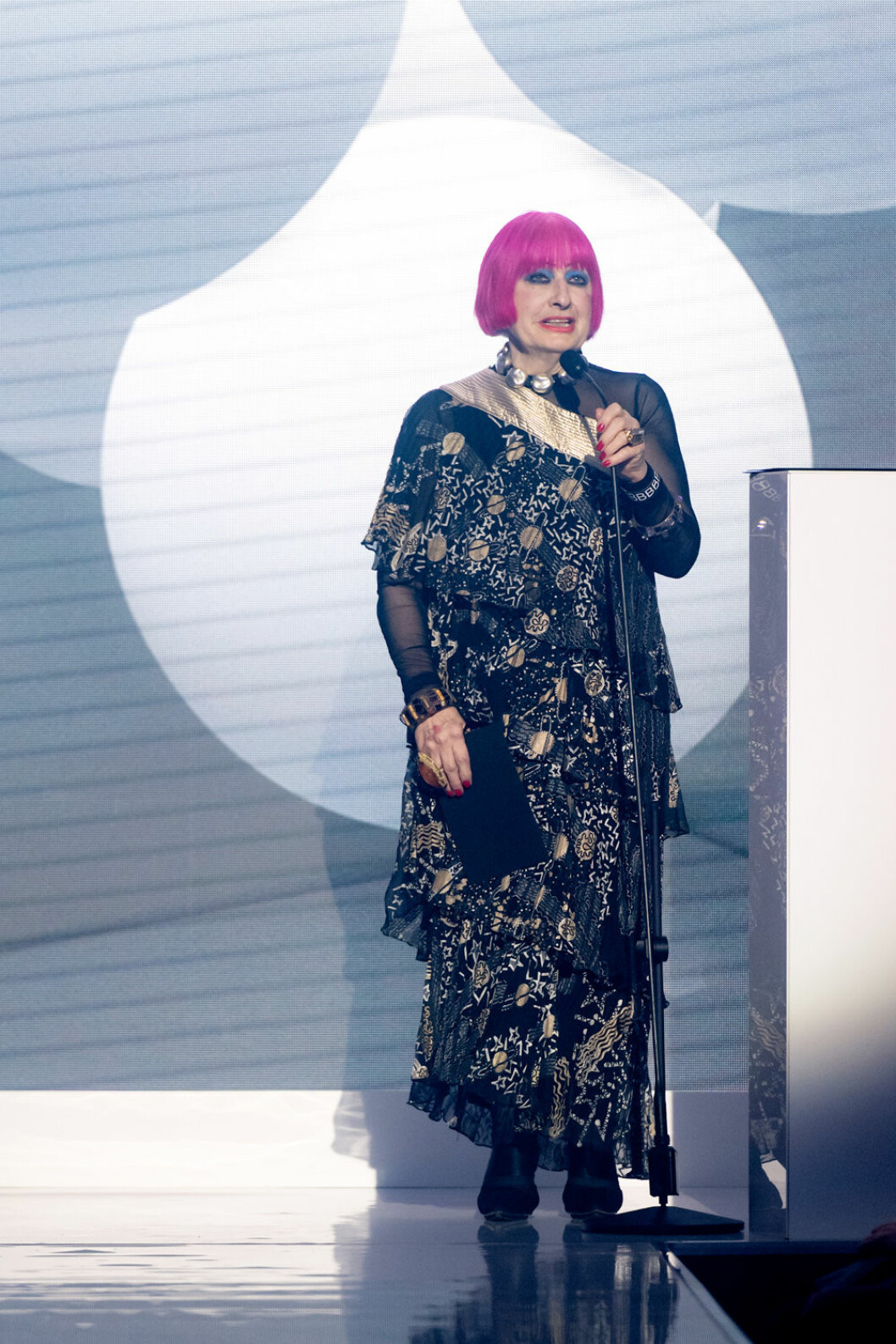 Priset delades ut av Zandra Rhodes. Priset delades ut av Zandra Rhodes.