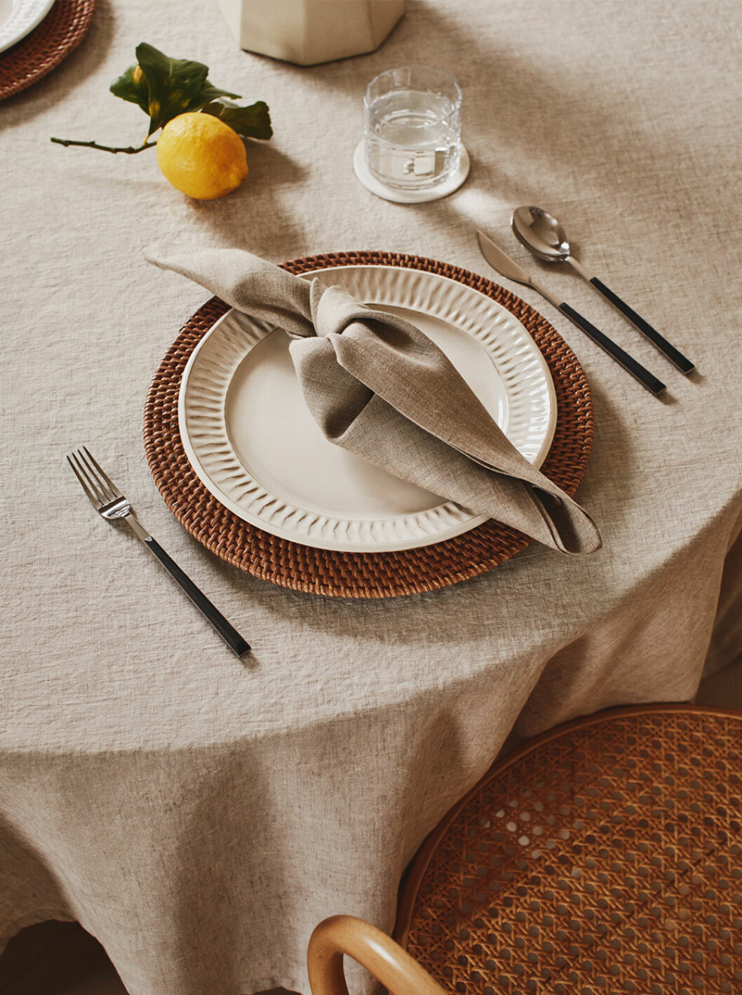 Somrig dukning i beige och brunt med citron hos Zara Home