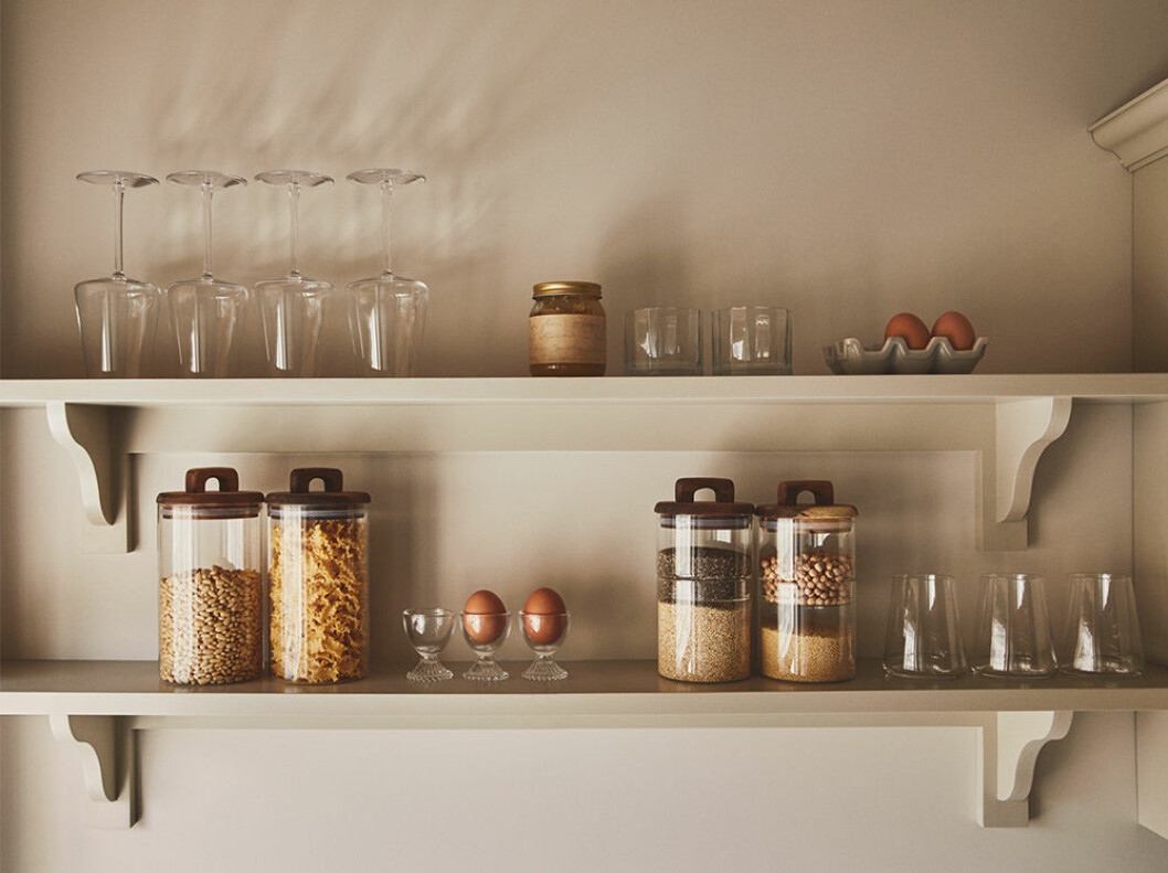 Öppna kökshyllor i beige kök hos Zara Home