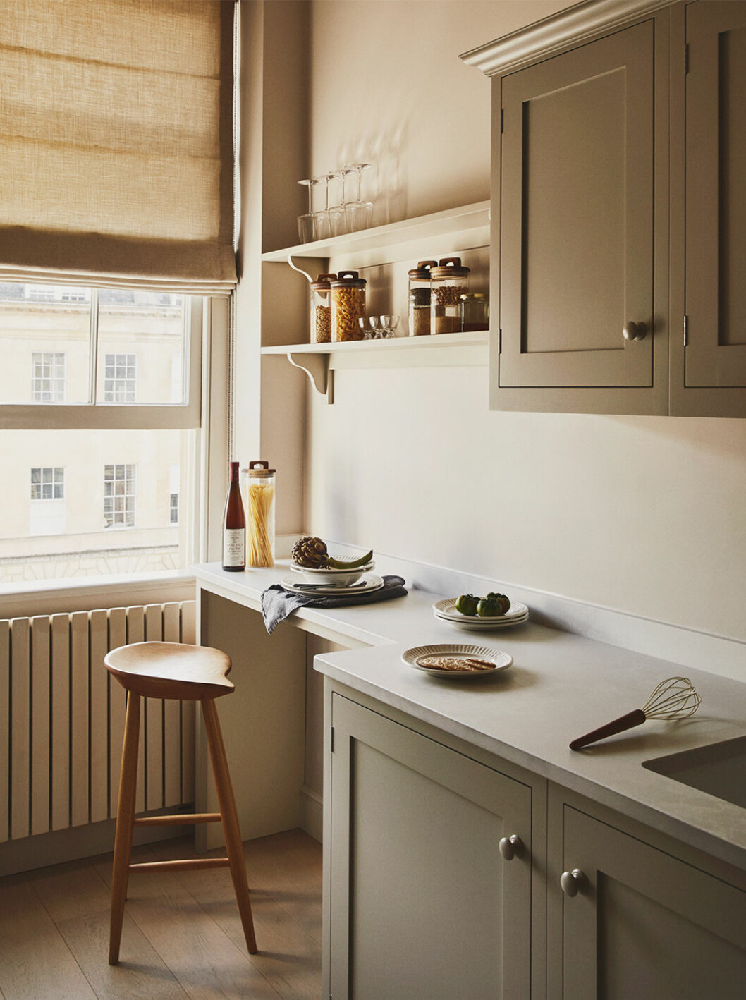 Beige shakerkök med både öppen och stängd förvaring