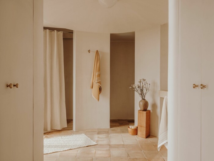 ljust beige badrum med lyxiga detaljer