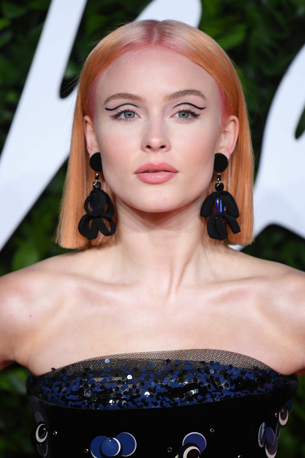 Zara Larsson med annorlunda eyeliner och orange hår