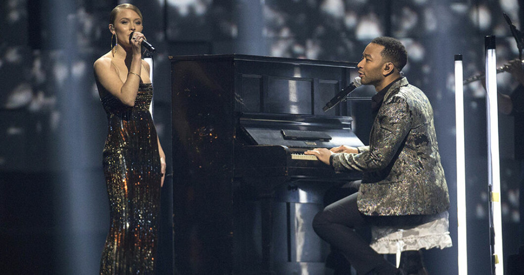 John Legend och Zara Larsson i duett. John Legend och Zara Larsson framförde en duett för att hedra Nobels fredsprisvinnare