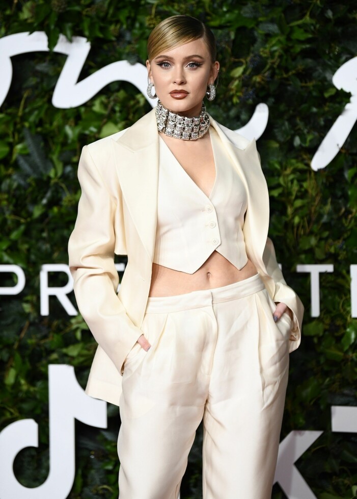Zara Larsson på The Fashion Awards med kavaj, skräddad väst, choker-halsband och örhängen från H&M Innovation Circular Design Story – se mer av plaggen nedan! Zara Larsson på The Fashion Awards med kavaj, väst, choker-halsband och örhängen från H&M Innovation Circular Design Story