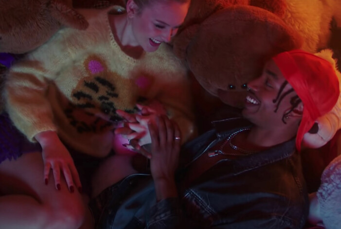 Zara Larsson och Lamin Holmén syns tillsammans i musikvideon till Larssons<span class=" italic" data-lab-italic_desktop="italic"> Talk About Love</span>. Foto: Youtube. Zara Larsson och Lamin Holmén i Talk About Love.