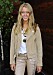 Zara Larsson i beige mockajacka och beige jeans