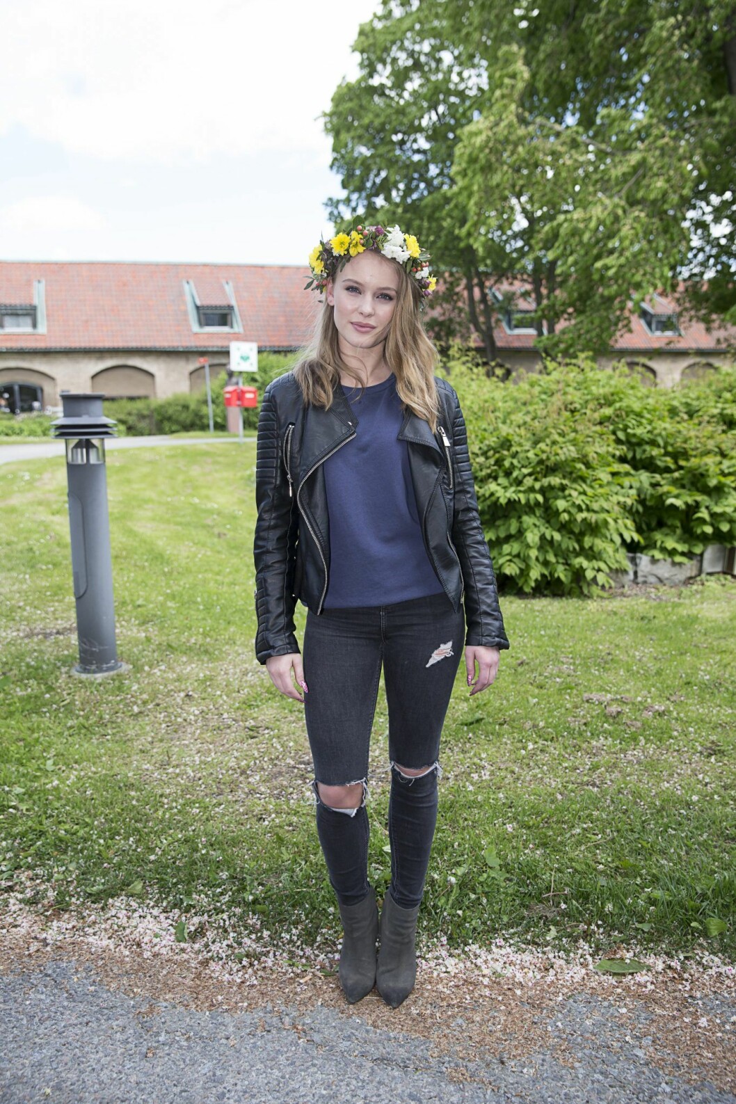 Zara Larsson i svart skinnjacka och en blomsterkrans i håret