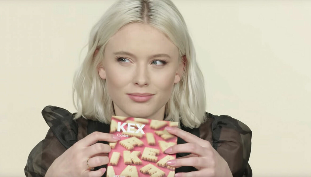 Zara Larsson äter kex från Ikea.