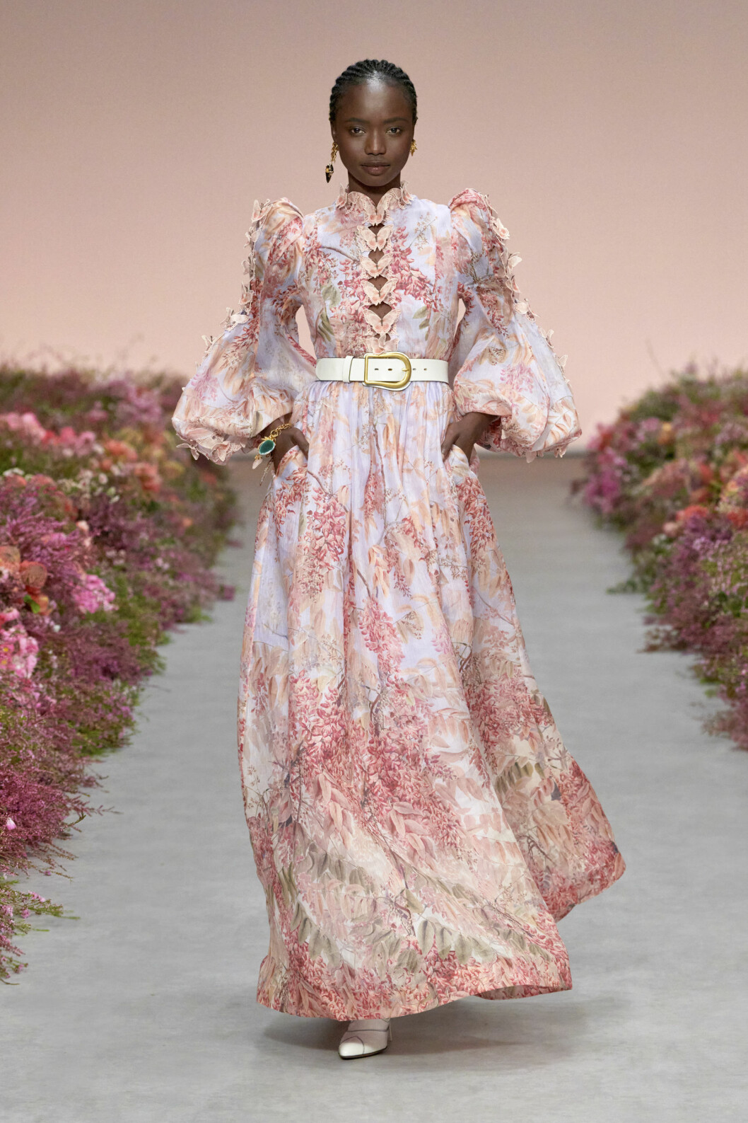 Blom-bonanza till midsommar? Vi säger ja tack! Blommig klänning från Zimmermann SS21 runway.