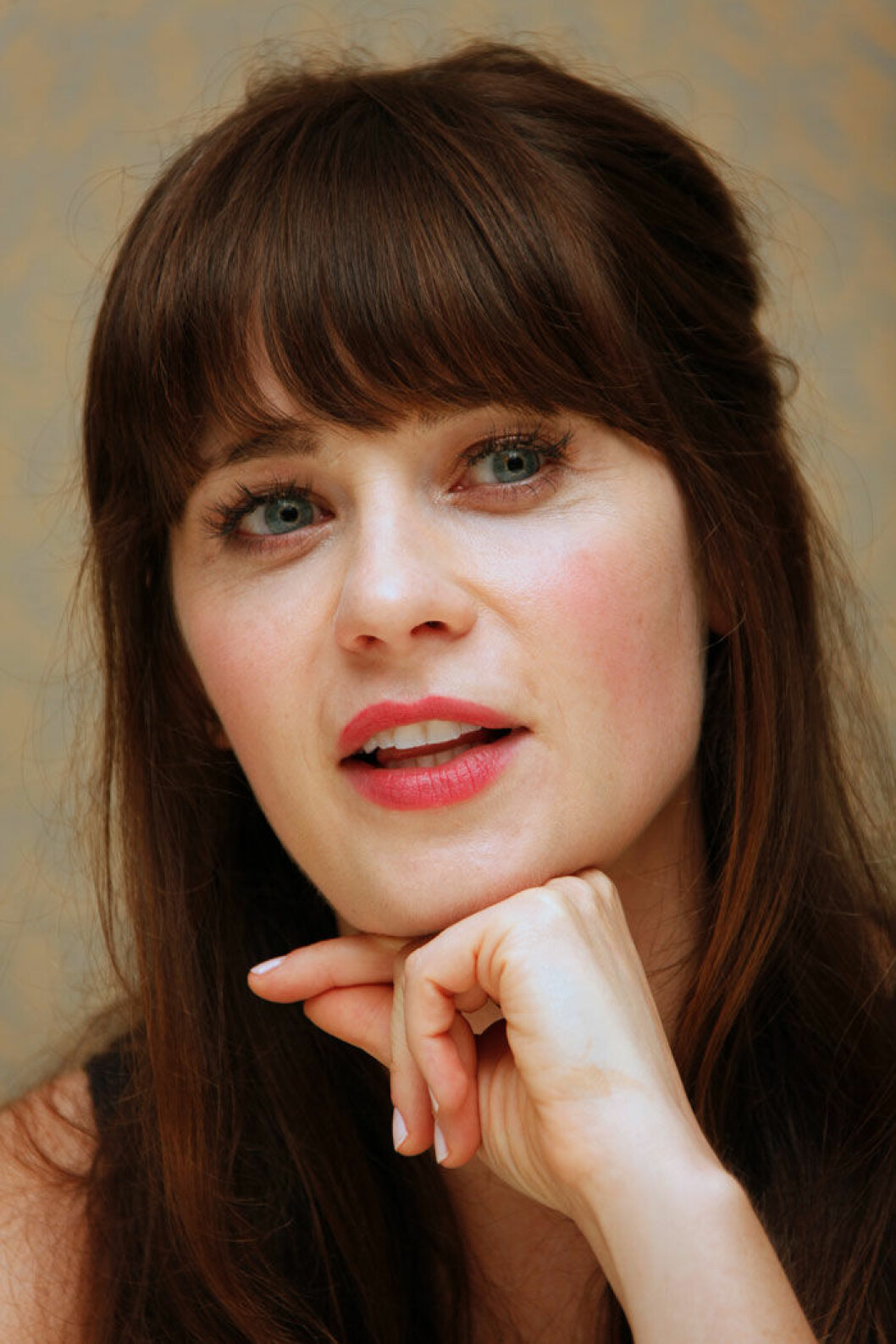 Zooey Deschanel med fluffig lugg. Zooey Deschanel med fluffig lugg.