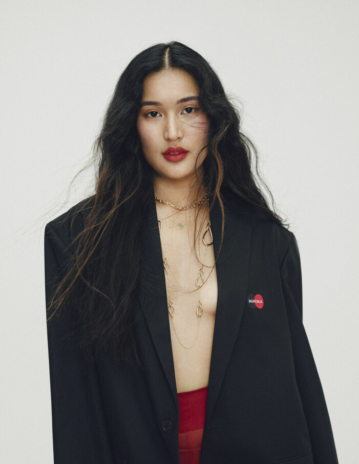 Blazer, 22 900 kr, Balenciaga. Kort kedja, 92 860 kr, Tiffany & Co. Halsband med sten, pris vid beställning, Eenvoud. Lång kedja, 15 950 kr, Schaap en Citroen. Modellen har på sig en kort kedja från Tiffany & Co, halsband med sten från Eenvoud och en lång kedja från Schaap en Citroen.