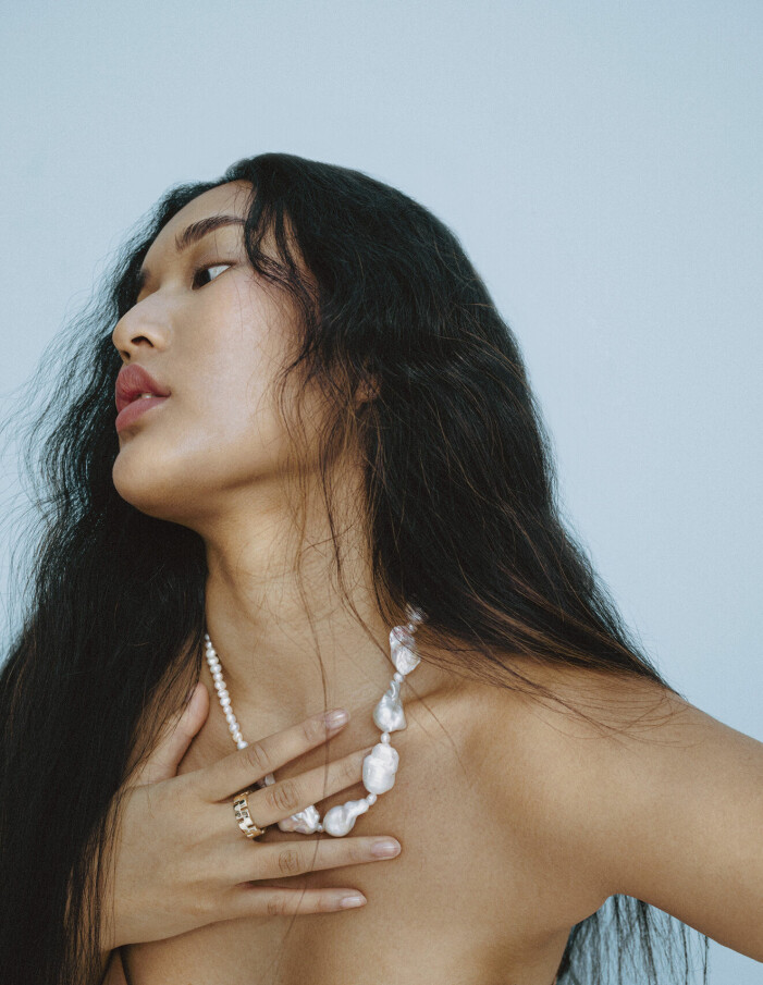 Halsband, 4 800 kr, Pearl Octopuss.Y. Ring, pris vid beställning, Amsterdam Vintage Jewels. Modellen har på sig ett pärlhalsband från Pearl Octopuss.Y och en ring från Amsterdam Vintage Jewels.