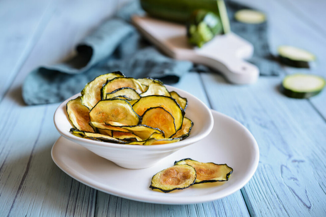 Zucchinichips med havssalt och vinäger. Recept på nyttiga zucchini-chips